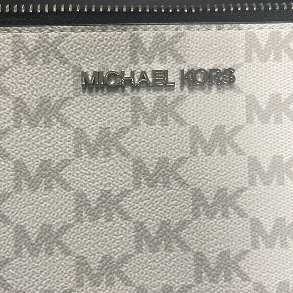 Michael Kors Textured Leather Large Wristlet/Clutch/Handbag - Picture 2 of 7
